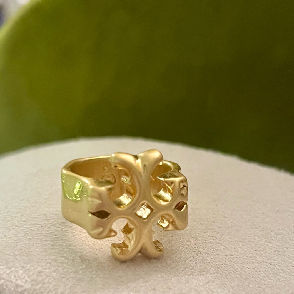 Tory Burch Roxanne double T logo hammered brass ring in gold tone SIZE 7